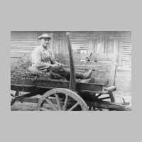 029-0004 Klein Michelau. Herr Braun hat angespannt zur Ausfahrt aufs Feld.jpg